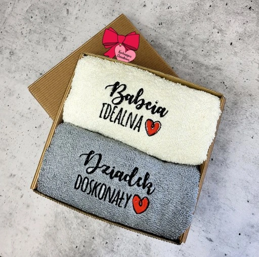 PREZENT NA DZIEŃ BABCI I DZIADKA DLA DZIADKÓW ZESTAW RĘCZNIKÓW PUDEŁKO HAFT