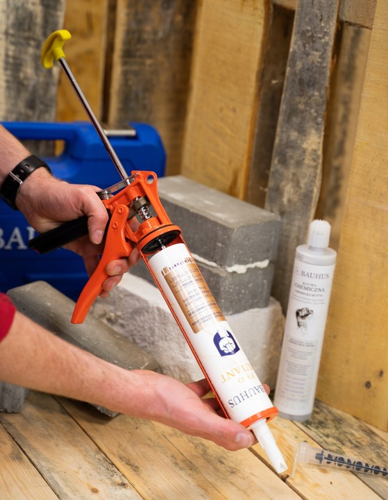 PISTOLET WYCISKACZ do silikonów kartuszy klejów uszczelniaczy SOLIDNY