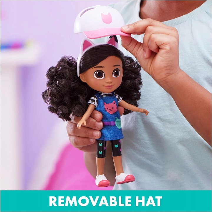 KOCI DOMEK GABI LALKA GABBY W PODRÓŻY Z CZAPKĄ I OPASKĄ KOCIE USZY 20 CM