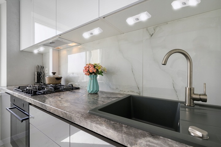 LAMPKA LED PODSZAFKOWA Czujnik Ruchoma BIAŁA Samoprzylepna Światło do Szafy