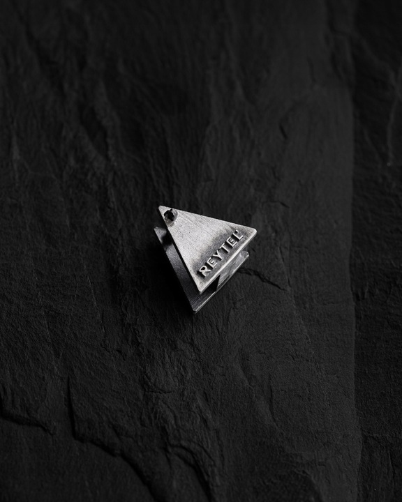 Srebrny kolczyk THE ROCK