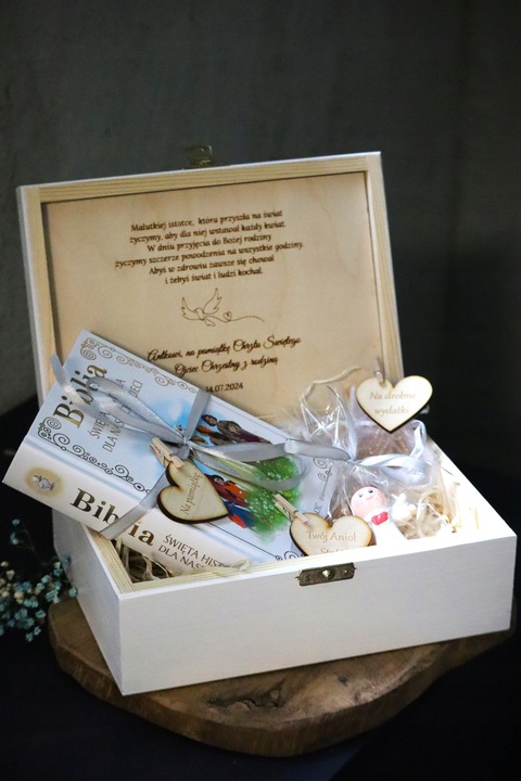 PREZENT NA CHRZEST ŚWIĘTY Pamiątka Chrztu Świętego BIAŁE PUDEŁKO Z BIBLIĄ