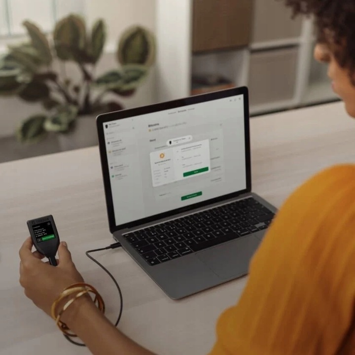 PORTFEL KRYPTOWALUT TREZOR MODEL T