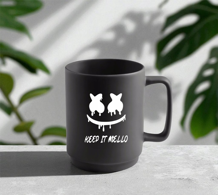 Czarny kubek z własnym nadrukiem grawerem do kawy herbaty na prezent