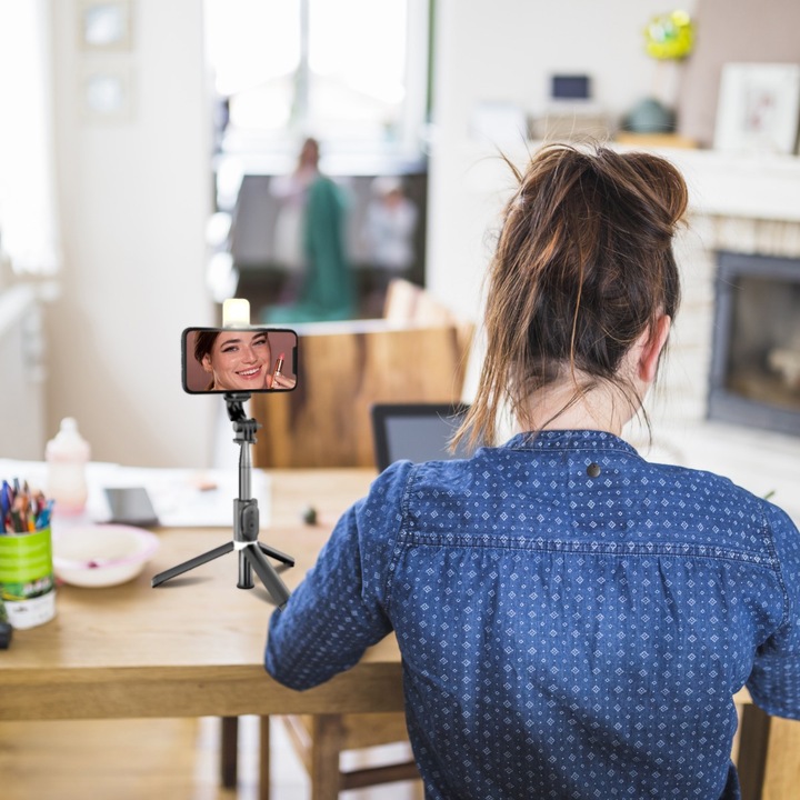 SELFIE STICK STATYW KIJEK DO TELEFONU Z PILOTEM LAMPA LED BLUETOOTH TRIPOD