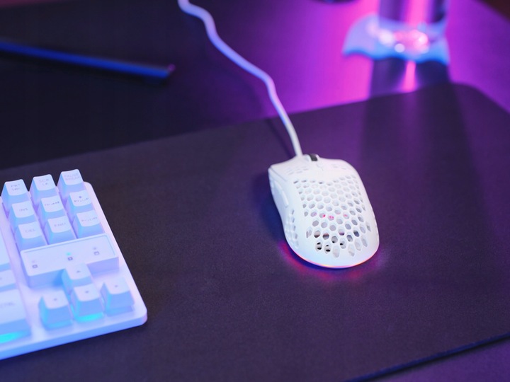 MYSZKA GAMINGOWA PRZEWODOWA ULTRA LEKKA 65g MYSZ KOMPUTEROWA DLA GRACZY LED