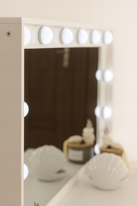 TOALETKA KOSMETYCZNA BIAŁA Z LUSTREM I OŚWIETLENIEM LED SUNNY +