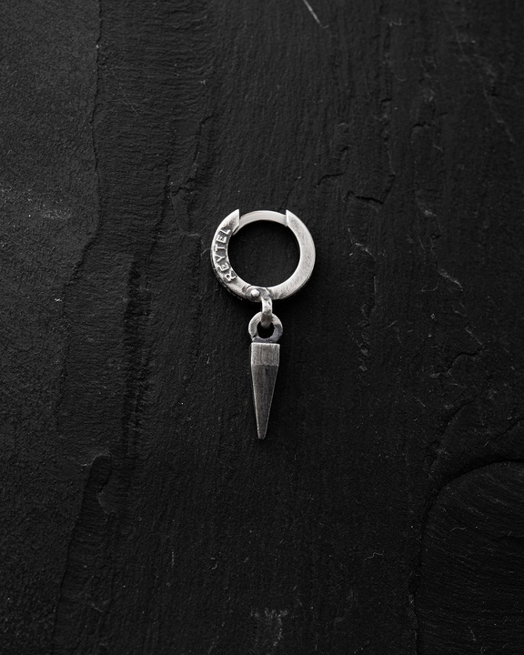 Srebrny kolczyk AKRA