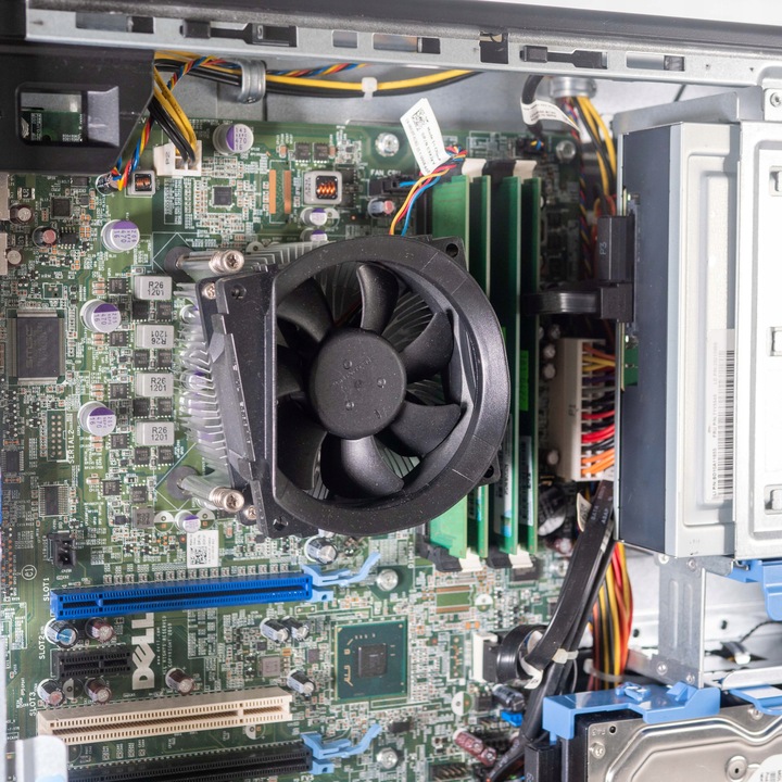 KOMPUTER DELL i3 8GB 128GB SSD WINDOWS 10