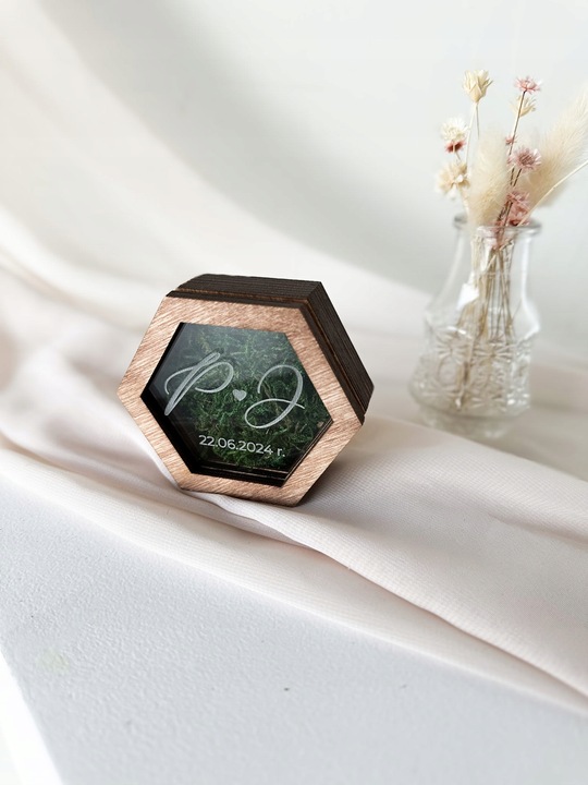 Pudełko, szkatułka na obrączki heksagon z inicjałami, grawerowane, na ślub