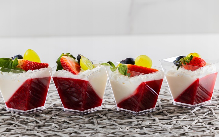 Pucharki plastikowe do deserów i przekąsek 200 ml kwadrat z pokrywką 50szt