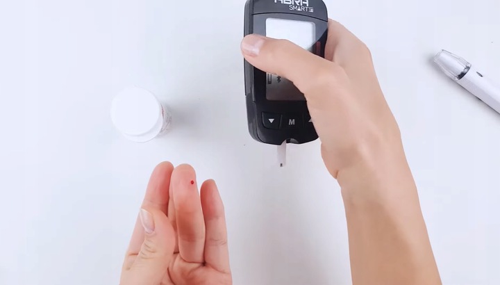 GLUKOMETR DIAGNOSTIC ABRA BEZKODOWY WIECZYSTA GWA aplikacja BT pomiar