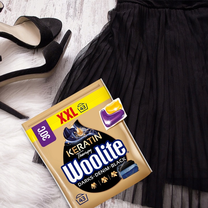 Woolite Kapsułki DoPrania Rzeczy Czarnych Ciemnych Jeans z Keratyną 43szt