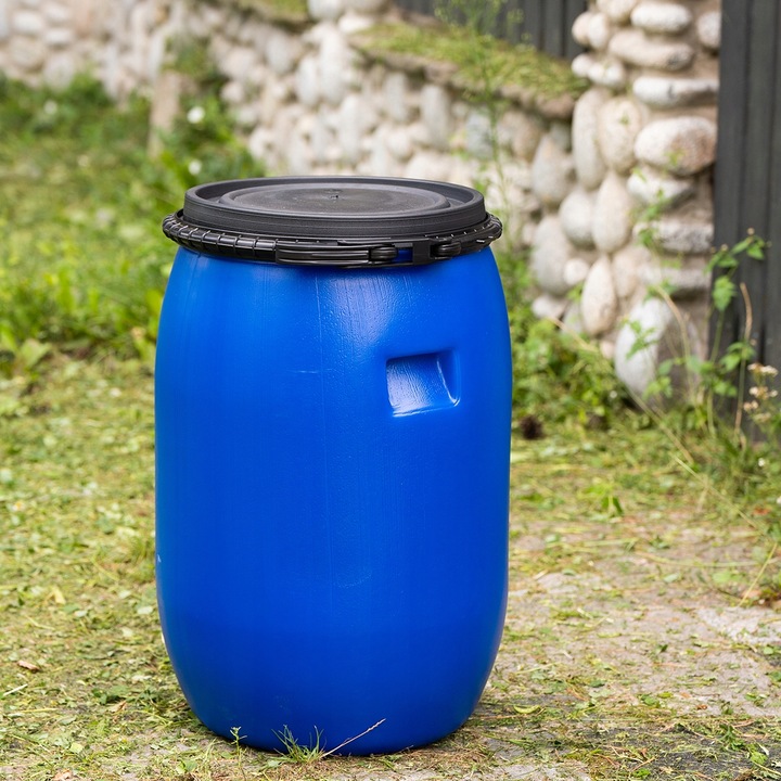 BECZKA PLASTIKOWA Z OBEJMĄ ZBIRNIK NA WODĘ 60L