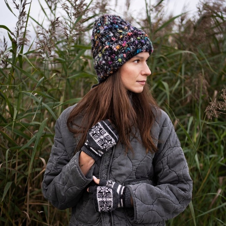 Czapka zimowa damska Multicolor - boucle, gruba, beanie Czarny