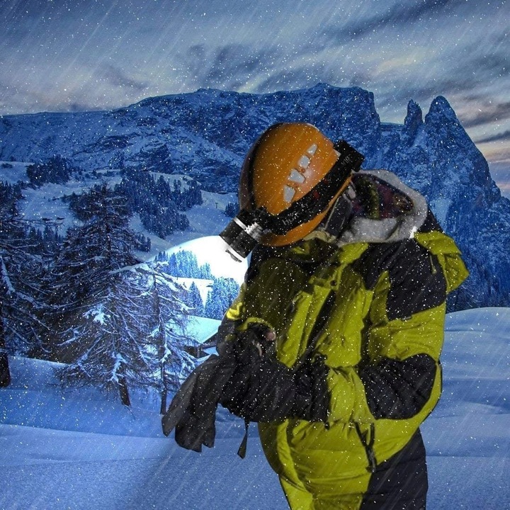 MOCNA LATARKA CZOŁOWA NA GŁOWĘ CZOŁÓWKA 5 LED CREE XPE T6 AKUMALOTOR