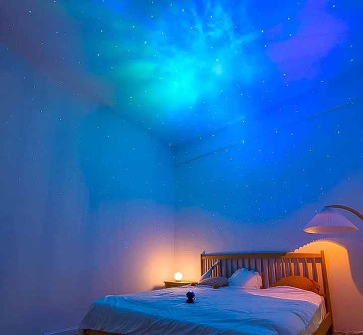 PROJEKTOR GWIAZD ASTRONAUTA SIEDZĄCY LAMPKA NOCNA DLA DZIECI XTECH BIAŁY