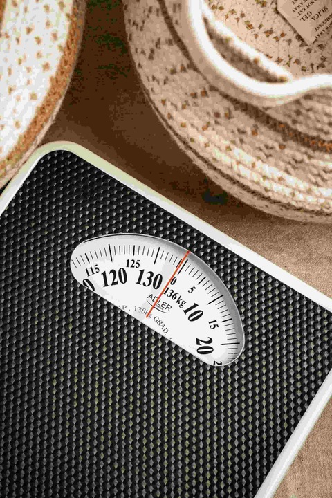 Klasyczna Waga Łazienkowa MECHANICZNA Analogowa do 136kg CZARNA Adler