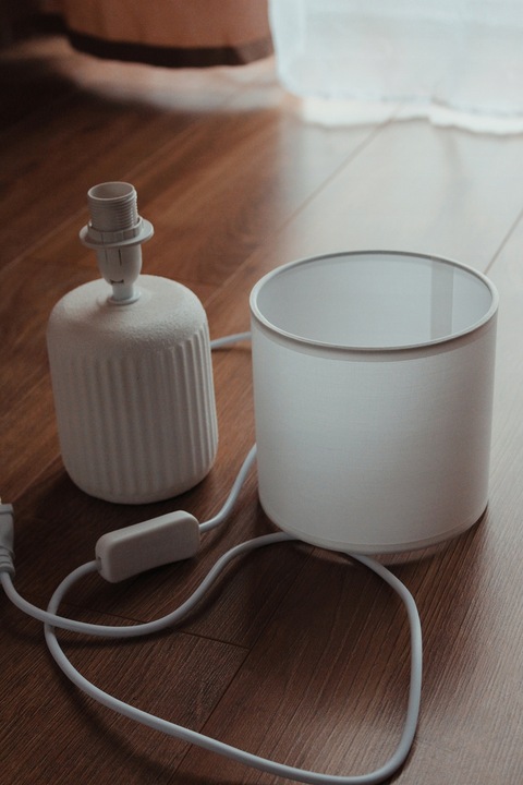 Lampka nocna z abażurem biała ceramiczna ryflowana DION D1