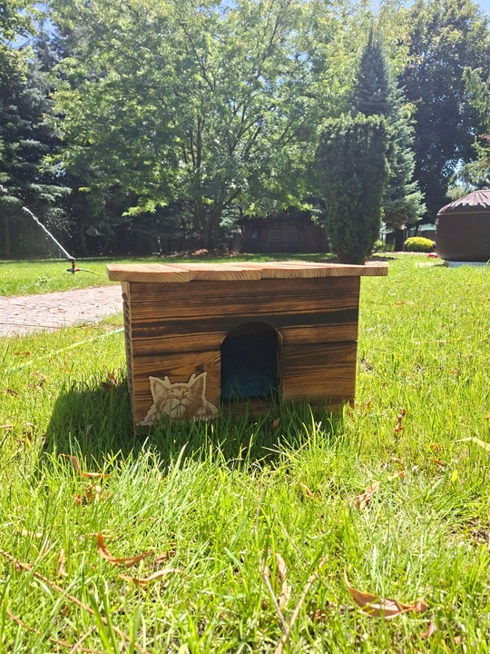 Drewniany domek dla kota Roz. M