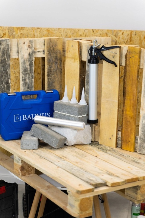 PISTOLET WYCISKACZ do mas silikonu tubowy do masy uszczelniaczy 600ml