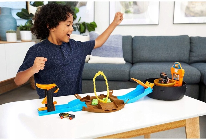 HOT WHEELS MONSTER TRUCK KASKADERSKA ARENA 2 autka