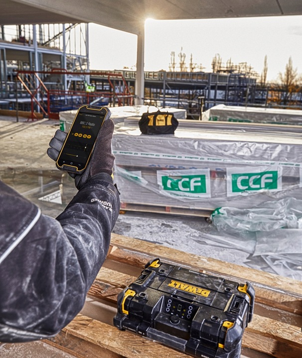 Radio budowlane Bluetooth TSTAK DEWALT DWST1-81078 z funkcją ładowarki