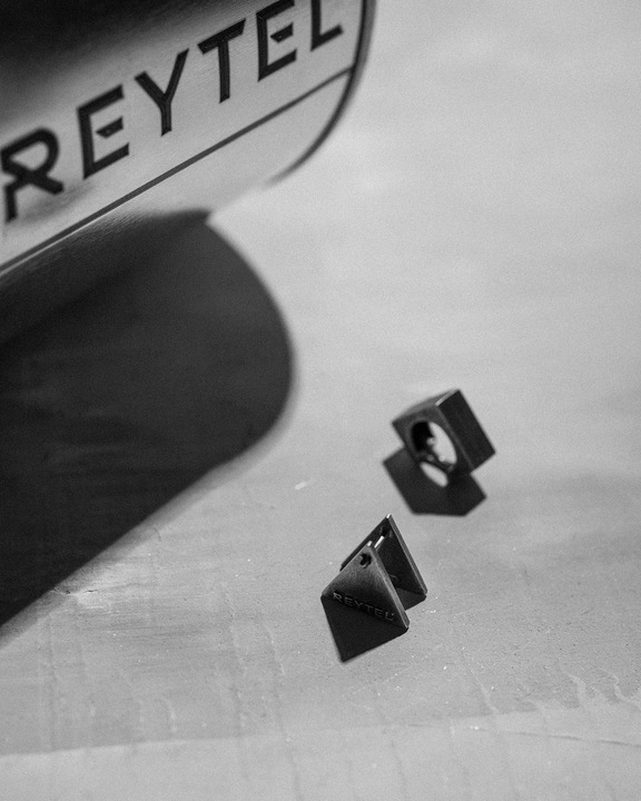 Srebrny kolczyk THE ROCK