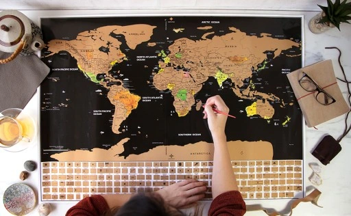 CZARNO-ZŁOTA MAPA ŚWIATA ZDRAPKA SUPER PREZENT