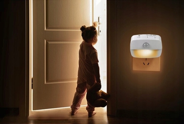Lampka nocna DO GNIAZDKA LED z czujnikiem 3 TRTBY ŚWIATŁA ruchu kontaktu