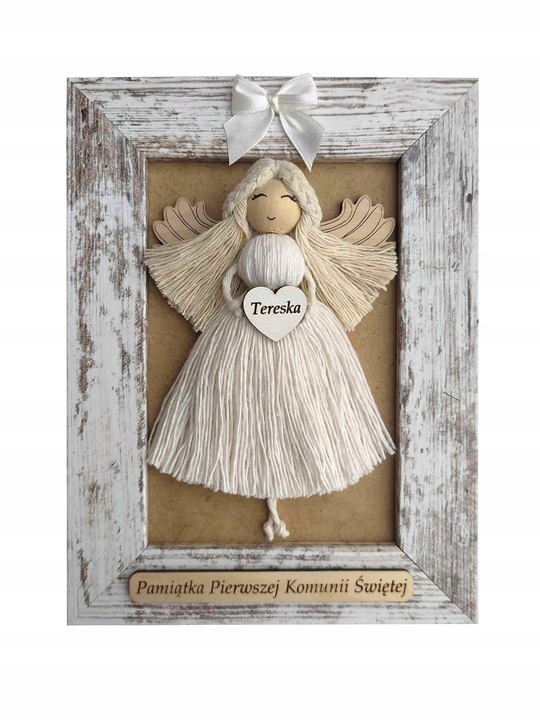 ANIOŁEK MAKRAMA W PRZECIERANEJ RAMCE NA PIERWSZĄ KOMUNIĘ I CHRZEST PAMIĄTKA