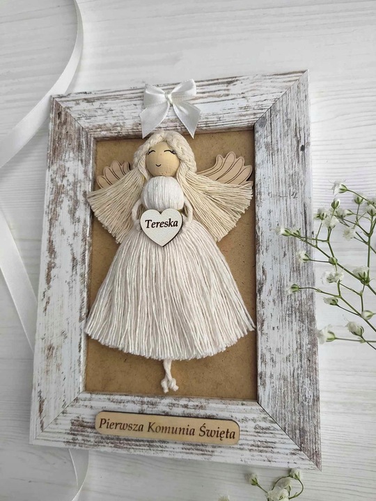 ANIOŁEK MAKRAMA W PRZECIERANEJ RAMCE NA PIERWSZĄ KOMUNIĘ I CHRZEST PAMIĄTKA