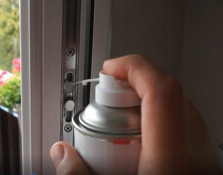 SMAR DO OKUĆ OKIEN I DRZWI CZYŚCI UDRAŻNIA USUWA