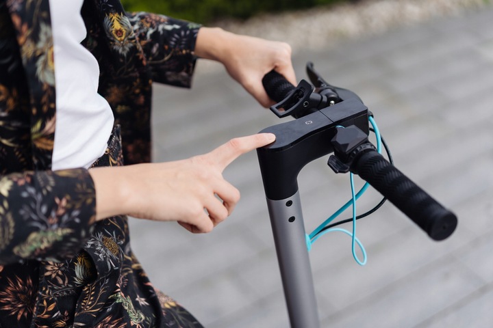 Hulajnoga Elektryczna Motus Scooty 10 Lite 2022 700W Lekka 3 biegi