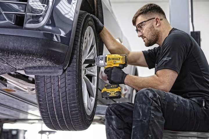 DEWALT AKUMULATORROWY KLUCZ UDAROWY 1/2'' 18V 950 NM BODY XR LI-ION