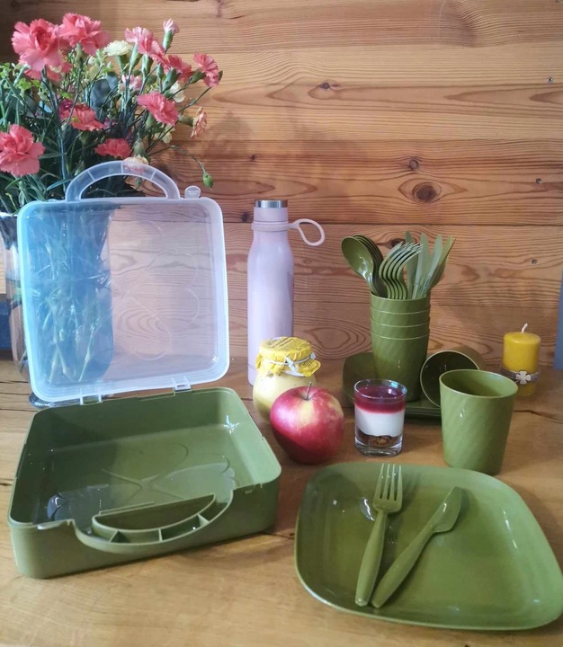 ZESTAW PIKNIKOWY 32 ELEMENTY KUBKI SZTUĆCE POJEMNIK PRZENOŚNY