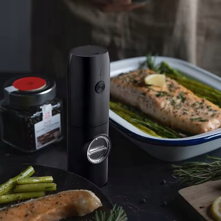 ELEKTRYCZNY MŁYNEK DO PIEPRZU SOLI PRZYPRAW AKUMULATOROWY ŁADOWANIE
