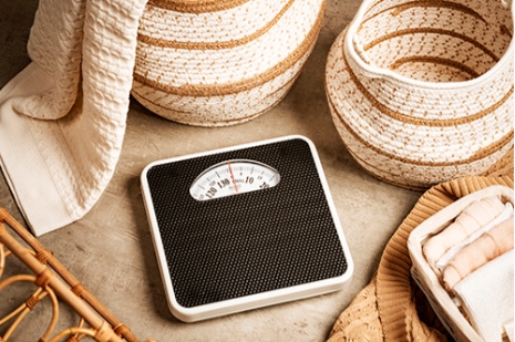 Klasyczna Waga Łazienkowa Mechaniczna Czarna Analogowa 136kg Prosta Obsługa