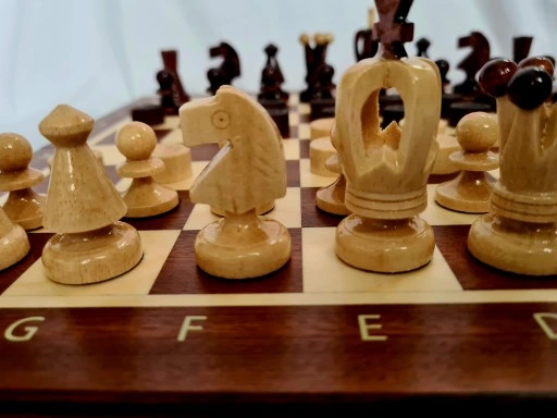 Szachy wykonane z Mahoniu i Jawora