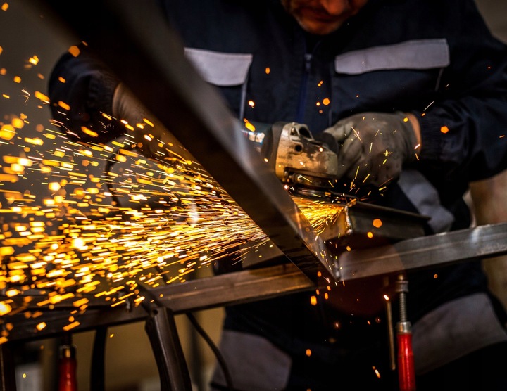 SZLIFIERKA KĄTOWA SIECIOWA 1750 Z REGULACJĄ OBROTÓW I ZESTAWEM TARCZ