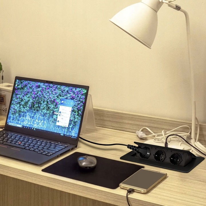 GNIAZDO POTRÓJNE CHOWANE W BLAT NABLATOWE GNIAZDKO