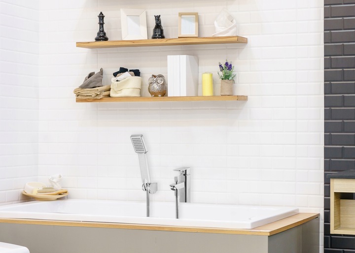 Bateria wannowa stojąca jednootworowa z prysznicem i wężem chrom