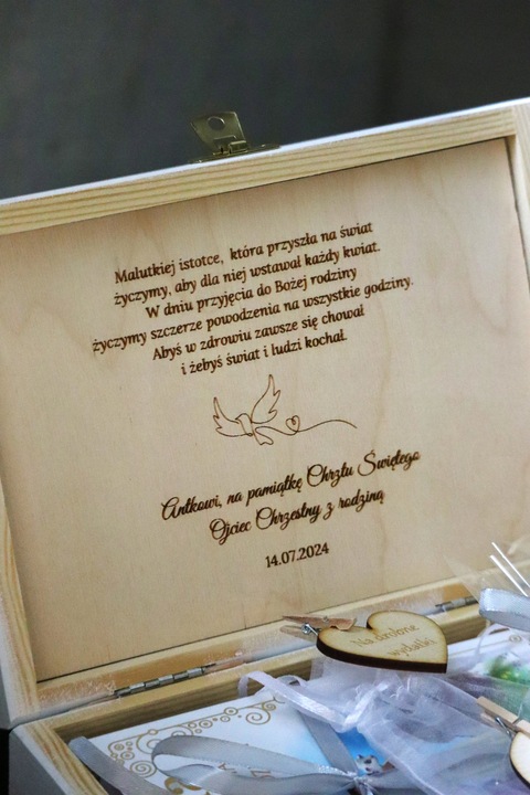 PREZENT NA CHRZEST ŚWIĘTY Pamiątka Chrztu Świętego BIAŁE PUDEŁKO Z BIBLIĄ