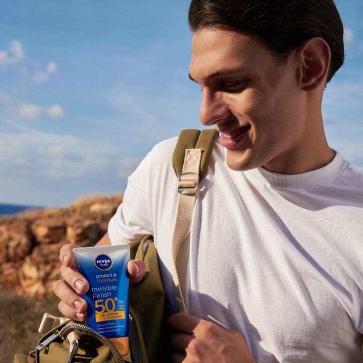 NIVEA SUN Protect & Moisture Invisible Finish balsam do opalania