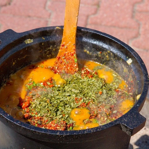 KOCIOŁEK żeliwny STOJĄCY myśliwski 7L na ognisko