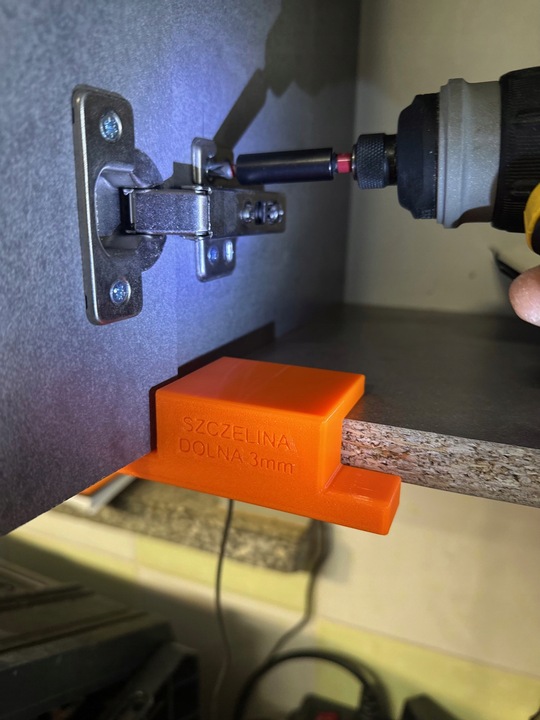 Przyrząd do montażu frontów szafek w meblach szczelina dolna 0mm na