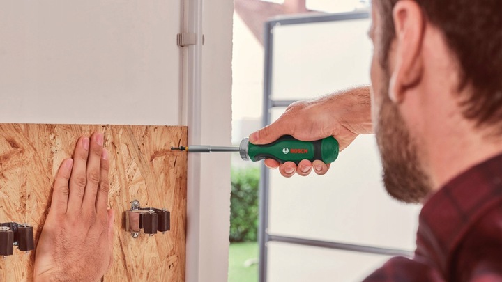 Wkrętak ręczny z grzechotką + 12 bitów BOSCH