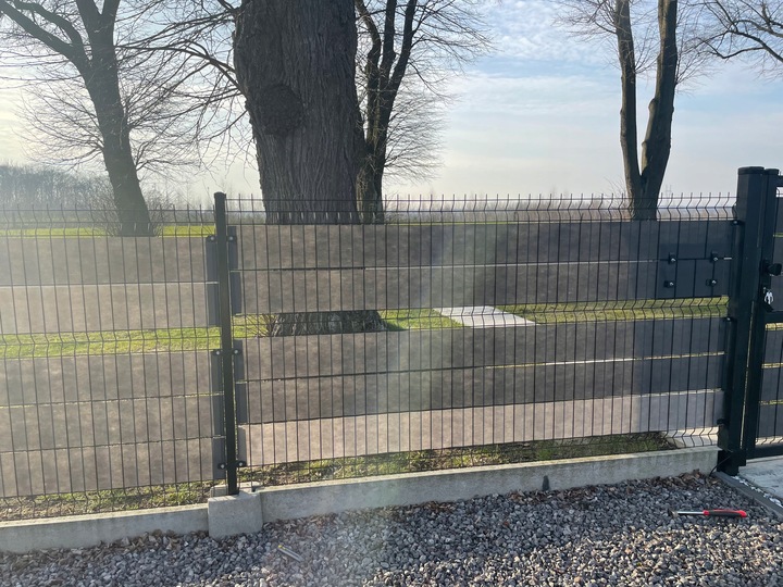 TAŚMA OGRODZENIOWA NA PŁOT 19CM X 50 M + KLIPSY