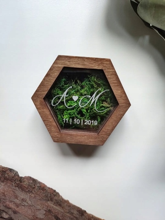 Pudełko, szkatułka na obrączki heksagon z inicjałami, grawerowane, na ślub