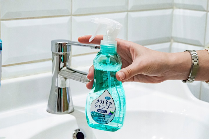 SZAMPON DO OKULARÓW INNOWACYJNY JAPOŃSKI ZAPACH MIĘTA-JAGODA 200 ML SOFT99